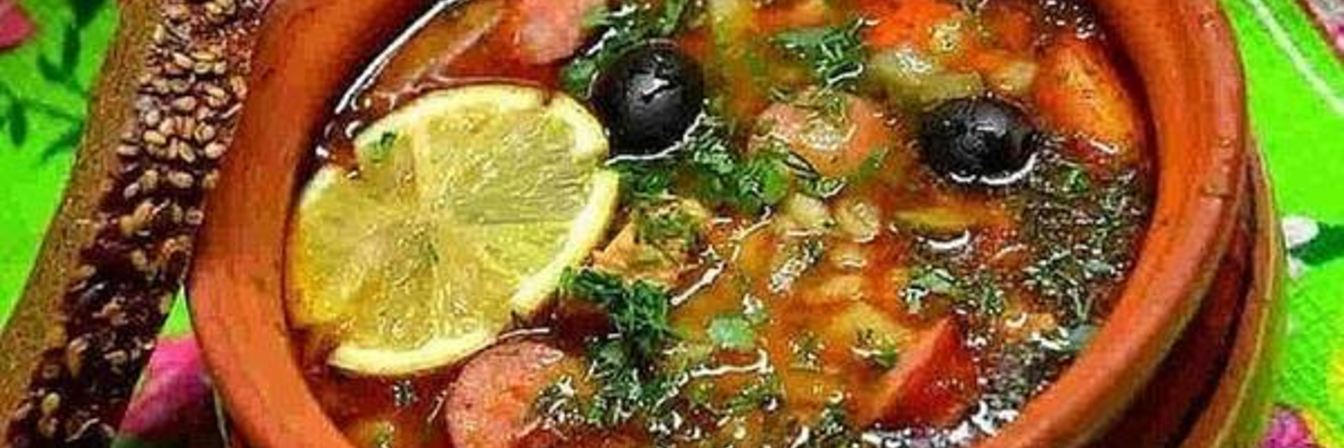 Солянка с охотничьими колбасками и каперсами