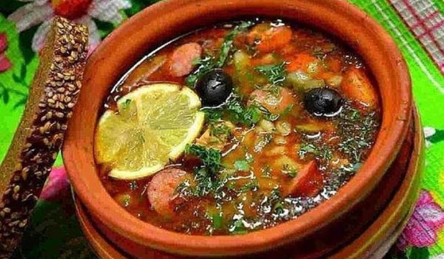 Рецепт солянки с охотничьими колбасками и каперсами