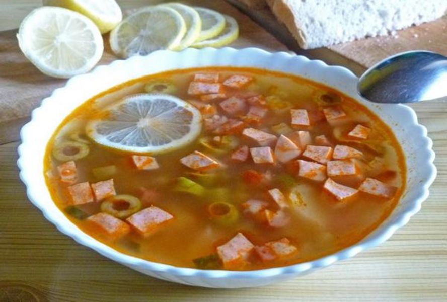 Солянка с вареной и копченой колбаской