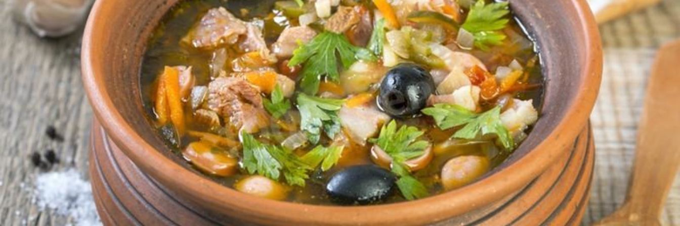 Солянка в горшочках в духовке сборная мясная