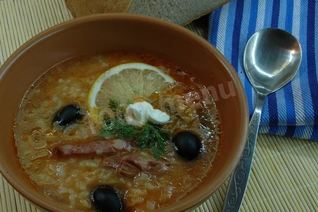 Суп солянка с копченостями и рисом