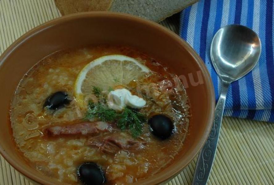 Суп солянка с копченостями и рисом