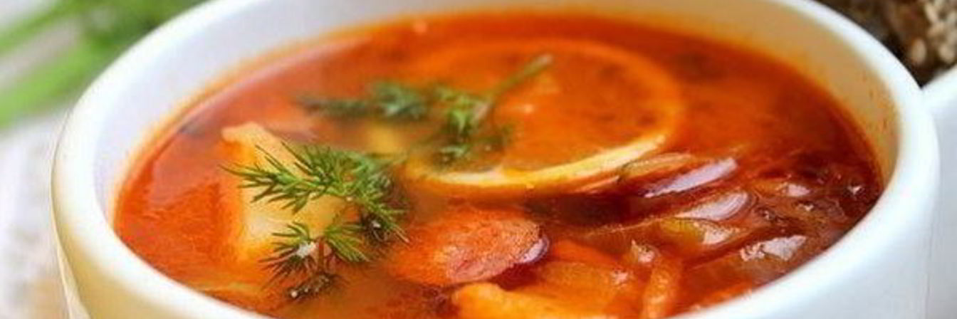 Сытная солянка с овощами и колбасой