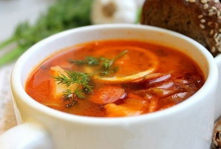 Сытная солянка с овощами и колбасой