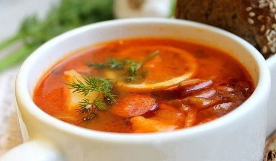 Рецепт сытной солянки с овощами и колбасой