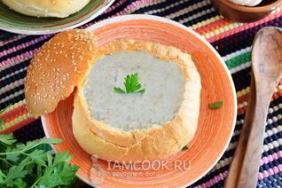 Чешский чесночный суп-пюре в хлебе