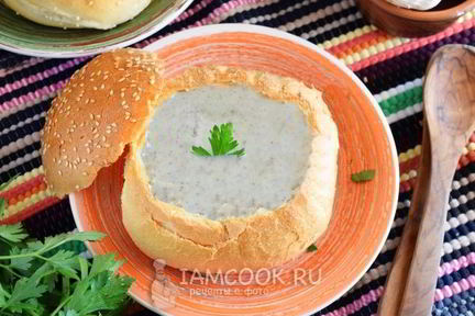 Чешский чесночный суп-пюре в хлебе