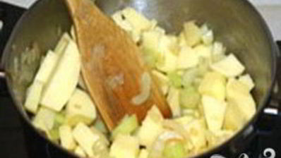 картофельный суп-пюре с сельдереем и куриными клецками