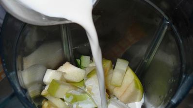 холодный мятный суп-пюре с яблоком и огурцом