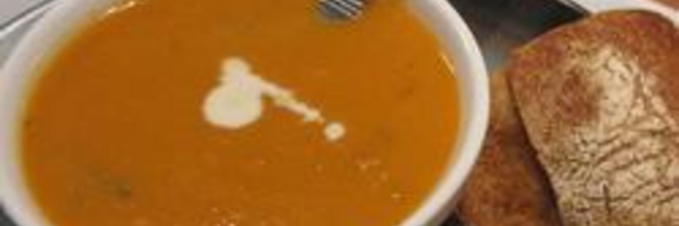 Морковно-томатный суп-пюре с кинзой