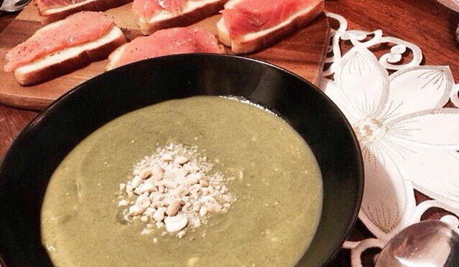 Рецепт супа-пюре из брокколи и шпината с плавленым сыром