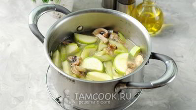 суп-пюре из кабачков с грибами и сельдереем