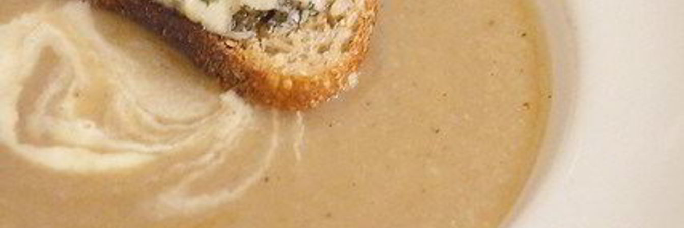 Суп-пюре из пастернака с луком-пореем и петрушкой