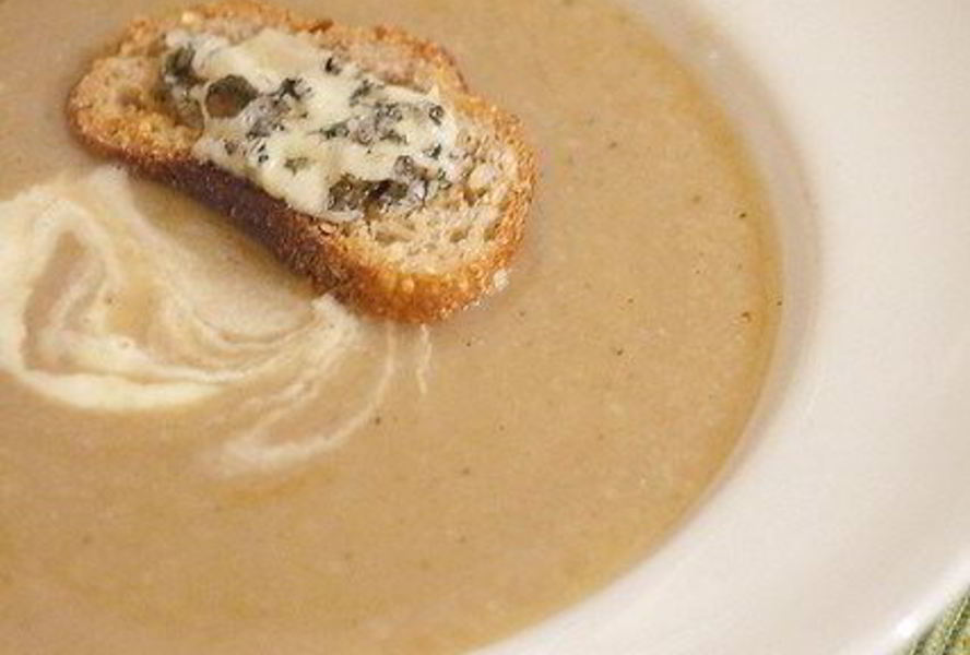 Суп-пюре из пастернака с луком-пореем и петрушкой