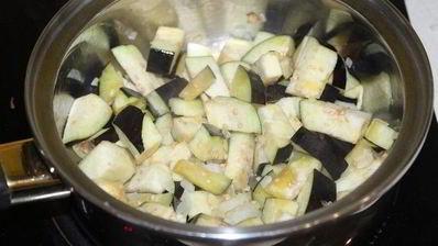 суп-пюре с баклажаном, томатами и чечевицей