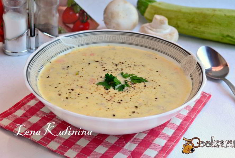 Суп-пюре с кабачками, шампиньонами и плавленым сыром