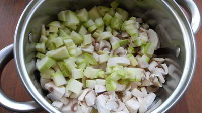 суп-пюре с кабачками, шампиньонами и плавленым сыром