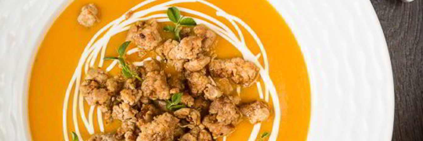 Тыквенный суп-пюре с жареным острым фаршем