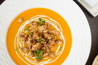 Тыквенный суп-пюре с жареным острым фаршем