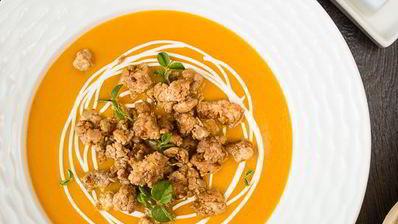 тыквенный суп-пюре с жареным острым фаршем