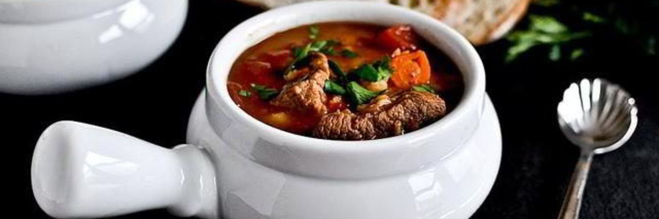 Суп с ячменем, говядиной и помидорами