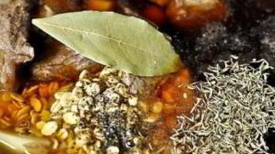 суп с ячменем, говядиной и помидорами