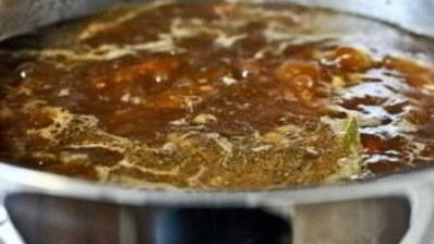 суп с ячменем, говядиной и помидорами