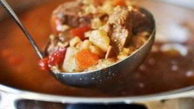 суп с ячменем, говядиной и помидорами