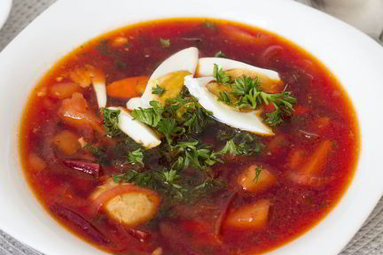 Горячий свекольник на курином бульоне