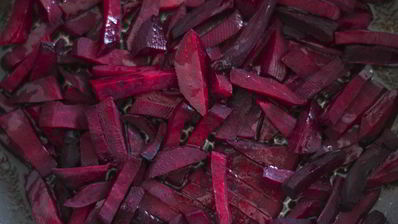 горячий свекольник на курином бульоне