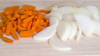 горячий свекольник на курином бульоне