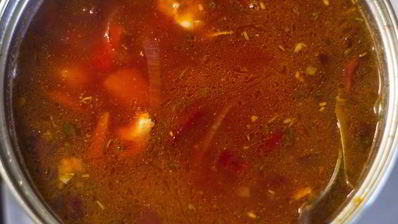 горячий свекольник на курином бульоне