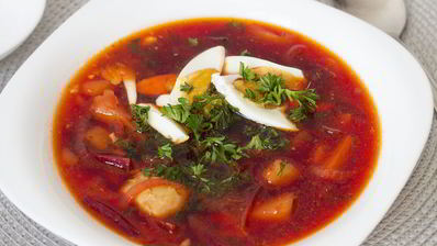 горячий свекольник на курином бульоне