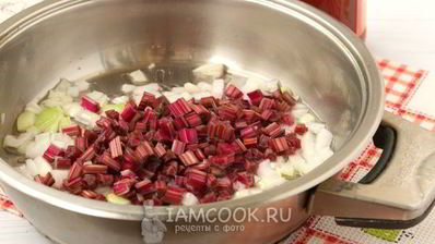 горячий свекольник с ботвой