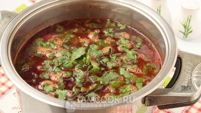 горячий свекольник с ботвой