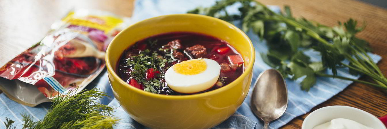 Горячий свекольник с яйцом