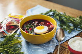 Горячий свекольник с яйцом