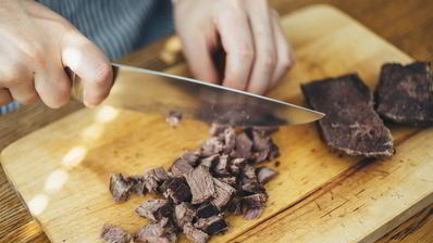 горячий свекольник с яйцом