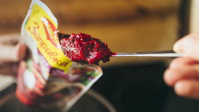 горячий свекольник с яйцом