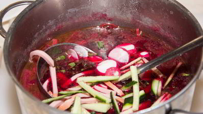 холодный свекольник с ботвой