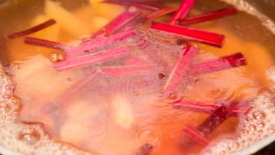 холодный свекольник с ботвой