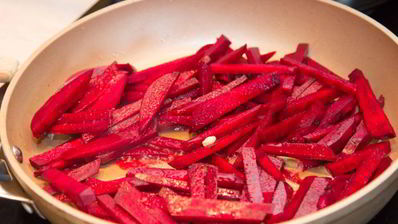 холодный свекольник с ботвой