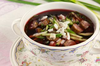 Холодный свекольник с колбасками