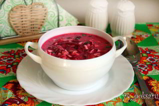 Холодный свекольник с курицей на сметане и минеральной воде