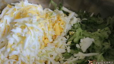 холодный свекольник с курицей на сметане и минеральной воде