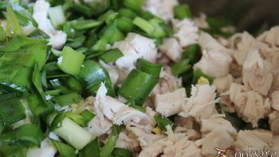 холодный свекольник с курицей на сметане и минеральной воде