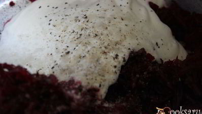 холодный свекольник с курицей на сметане и минеральной воде