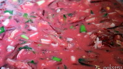 холодный свекольник с курицей на сметане и минеральной воде