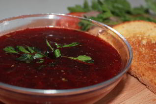 Свекольник с гренками