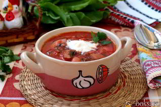 Свекольник со щавелем, фасолью и шампиньонами